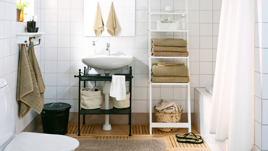 Ikea badkamer met wastafel en wandrek