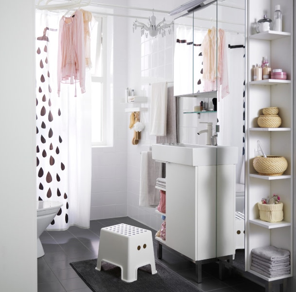 Witte badkamer met meubels van IKEA - badkamermeubel Lillangen