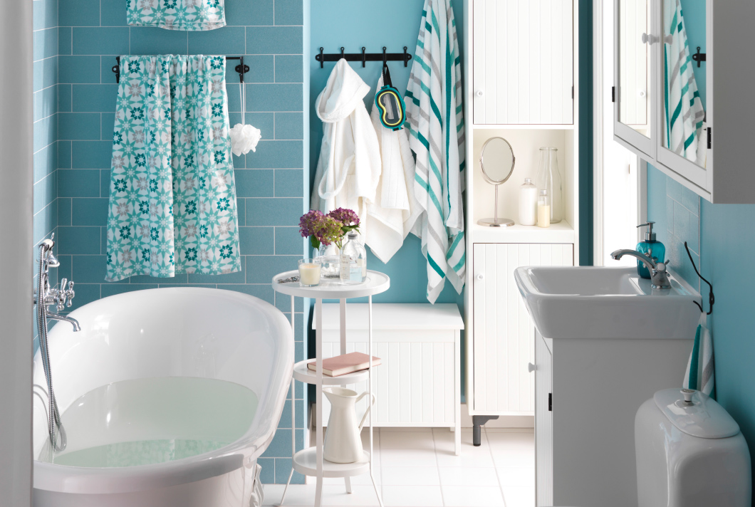Badkamer wit met aquablauw met badkamermeubels van IKEA
