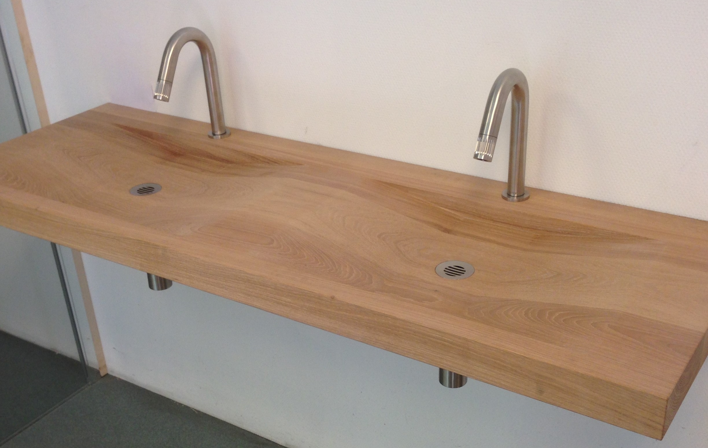 Badkamer hout wastafel: sfeervolle badkamer met houtafwerking ...