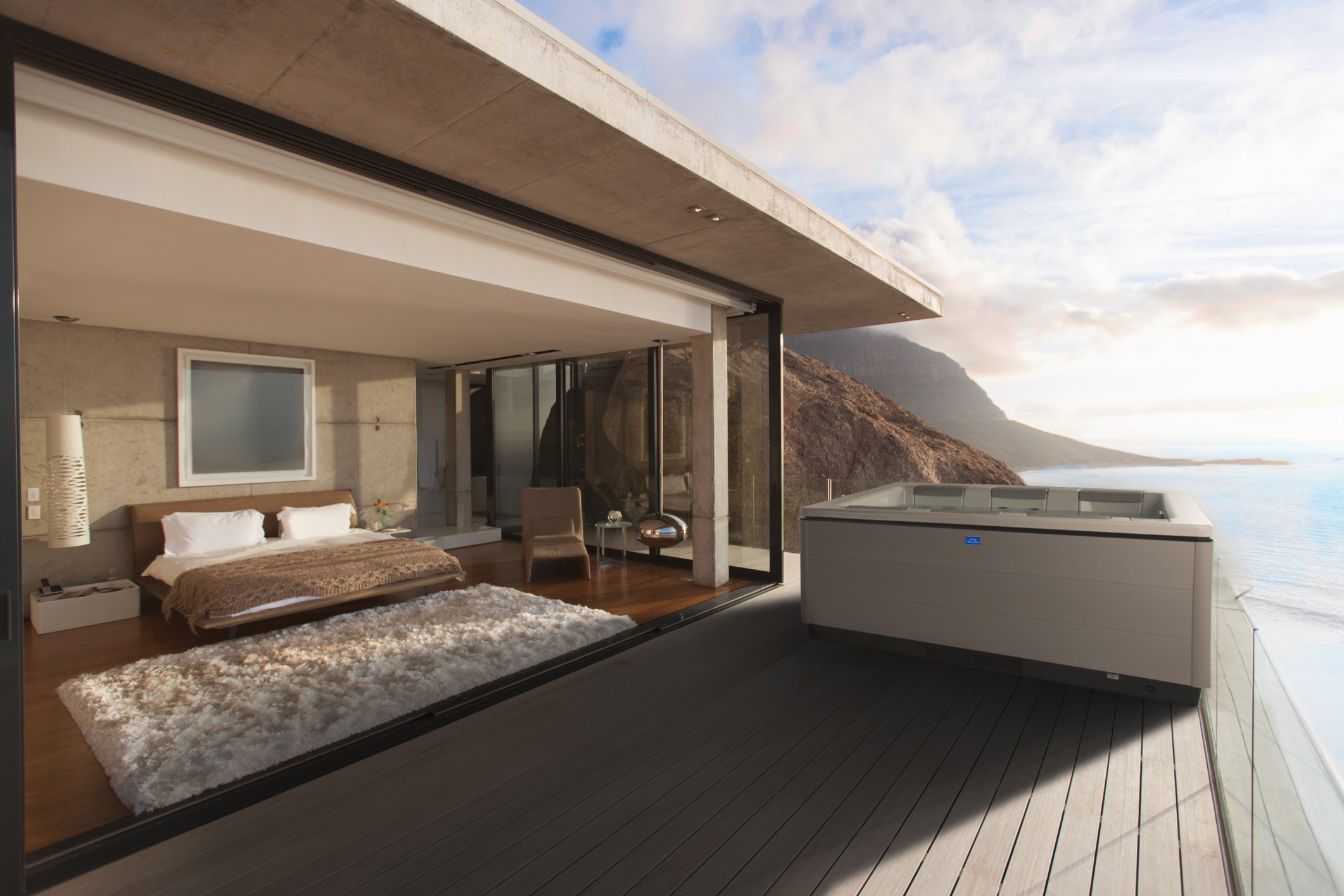 Villa aan zee. Room with a view. Slaapkamer met balkon met whirlpool just silence van Villeroy & Boch #interior #luxury