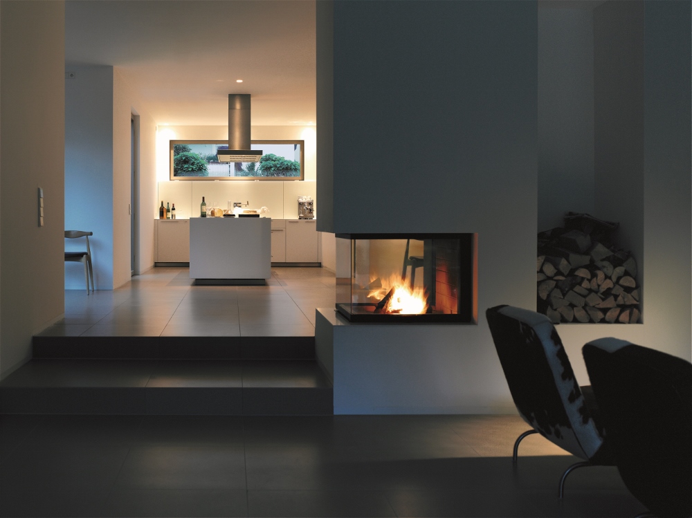 Een haard of houtkachel in de keuken wonen
