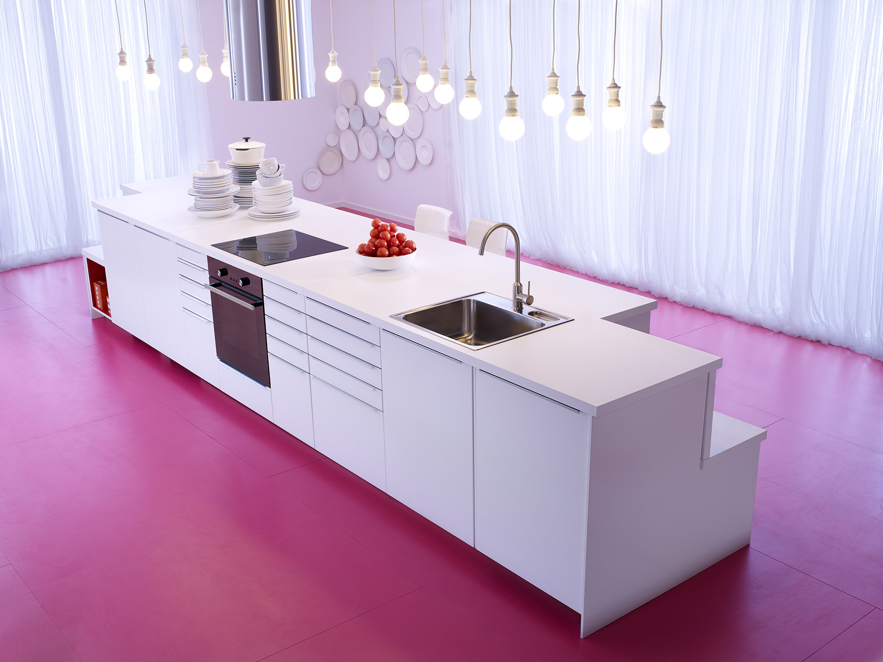 Kleine keuken kookeiland: exposed concrete wall accent. keuken met ...