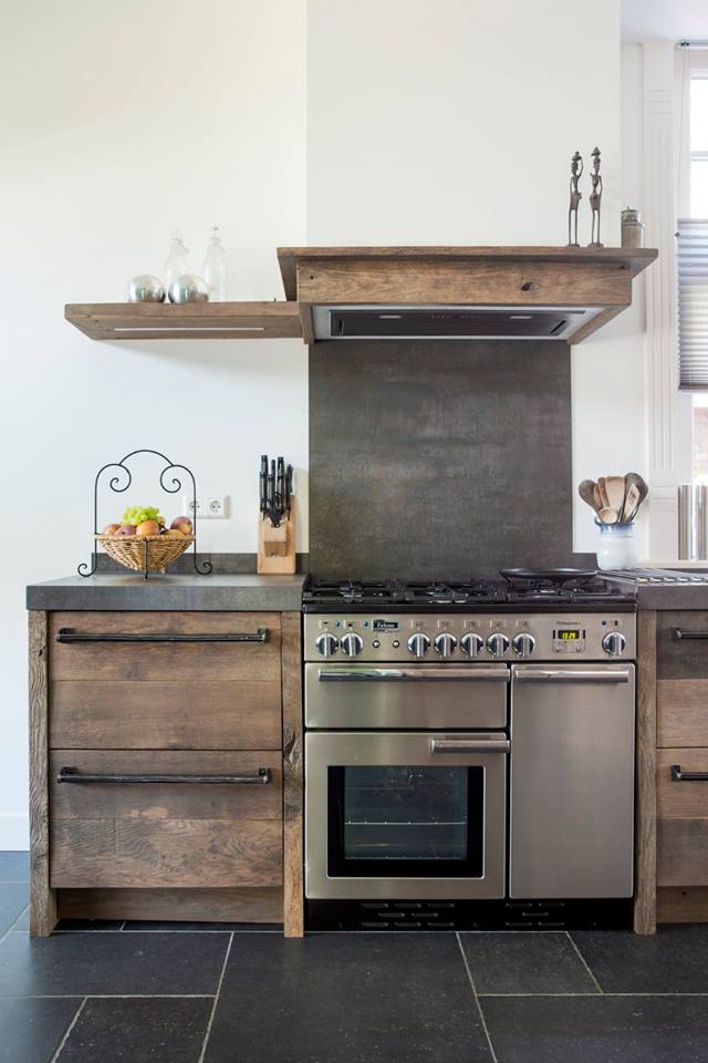 Houten keuken van oud eiken via RestyleXL. Fornuis van Falcon. Foto: Magazine Wonen in landelijke stijl - Fotografie Denise Keus