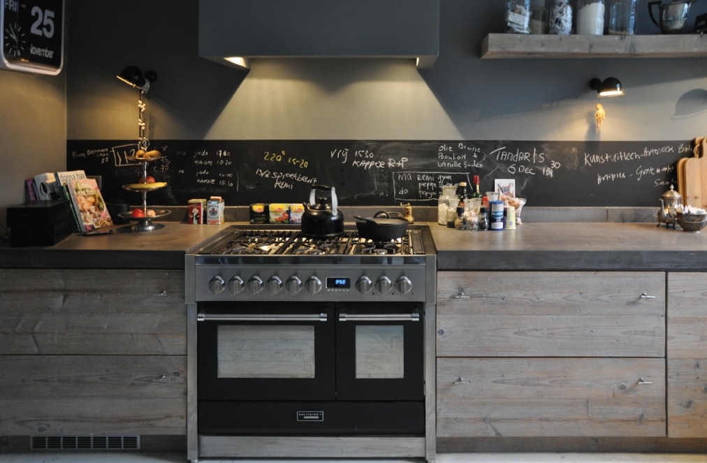 Donkergrijze keuken: landelijke donkergrijze keuken.