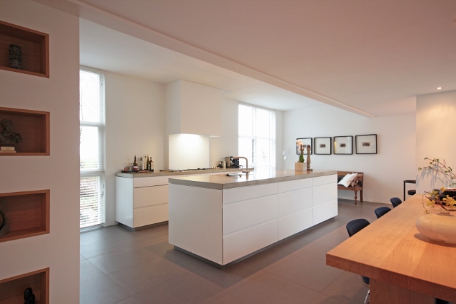 Witte keukeneiland: witte keuken met keukeneiland meubels dark.