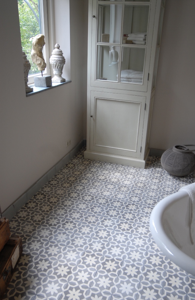 zijn klassieke handgemaakte tegels met sterke patronen en lichte Epoxy Muurverf Badkamer ~ zijn klassieke handgemaakte tegels met sterke patronen en lichte