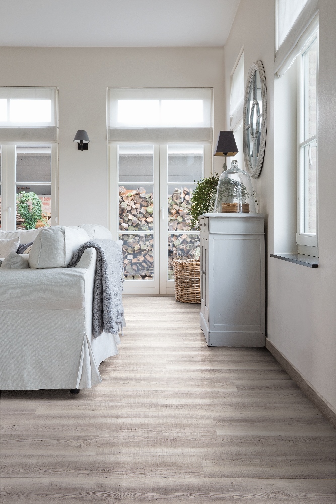 Woonkamer met vinyl vloer met houtlook reclaimed grey oak - Viligno #interieur #vloer