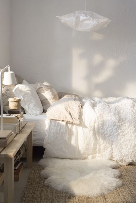 Slaapkamer met schapenvacht Rens van Ikea