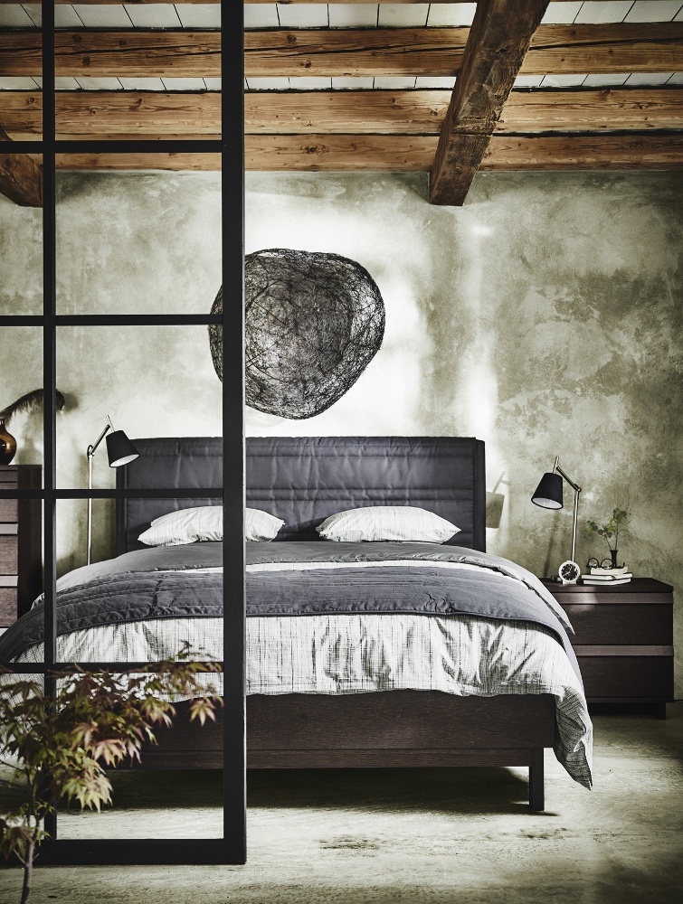 Slaapkamer met Oosterse sfeer - bed IKEA OPPLAND
