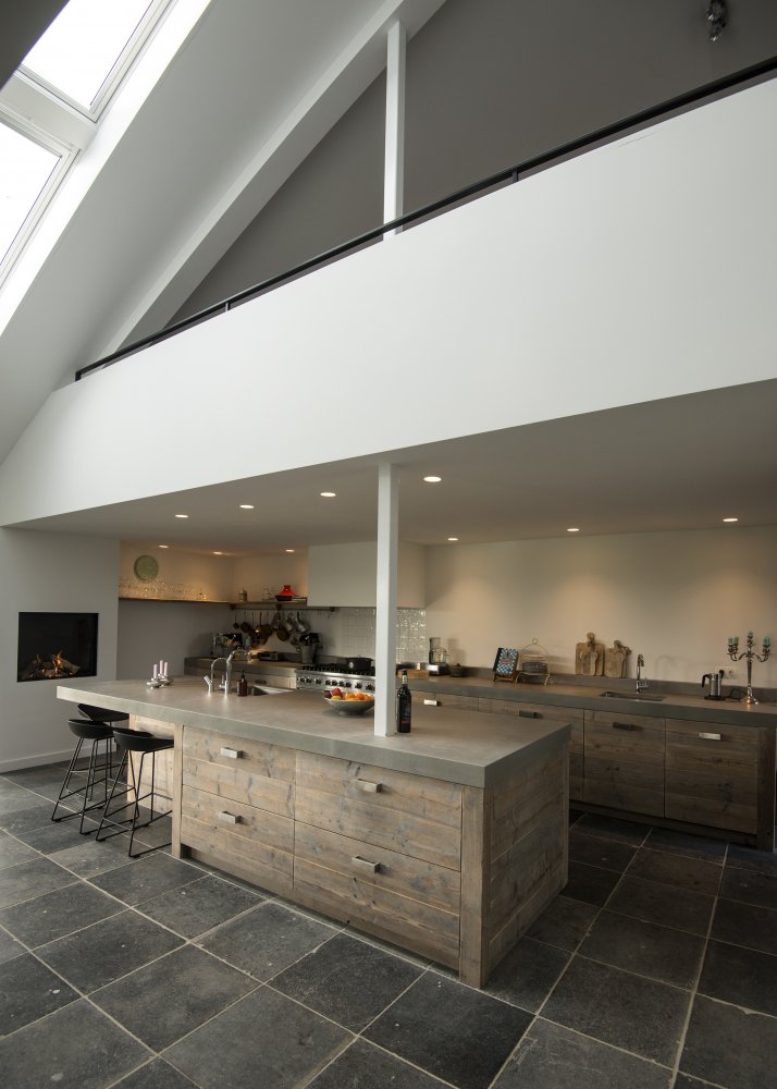 RestyleXL Moderne luxe steigerhouten keuken met beton