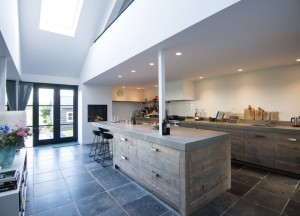 RestyleXL Moderne luxe steigerhouten keuken met beton