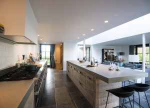 RestyleXL Moderne luxe steigerhouten keuken met beton