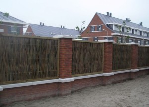 Wilhout Wilgentenenschermen op muur geplaatst - Wilhout wilgentenen schuttingen