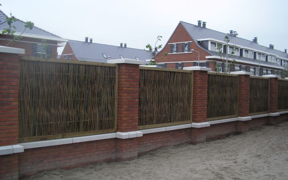 Wilhout Wilgentenenschermen op muur geplaatst