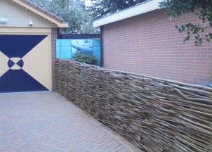 Wilhout Wilgentenen Vlechtscherm als erfafscheiding - Wilhout wilgentenen schuttingen