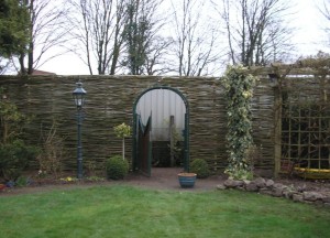 Wilhout Wilgentenen in boog gevlochten - Wilhout wilgentenen schuttingen