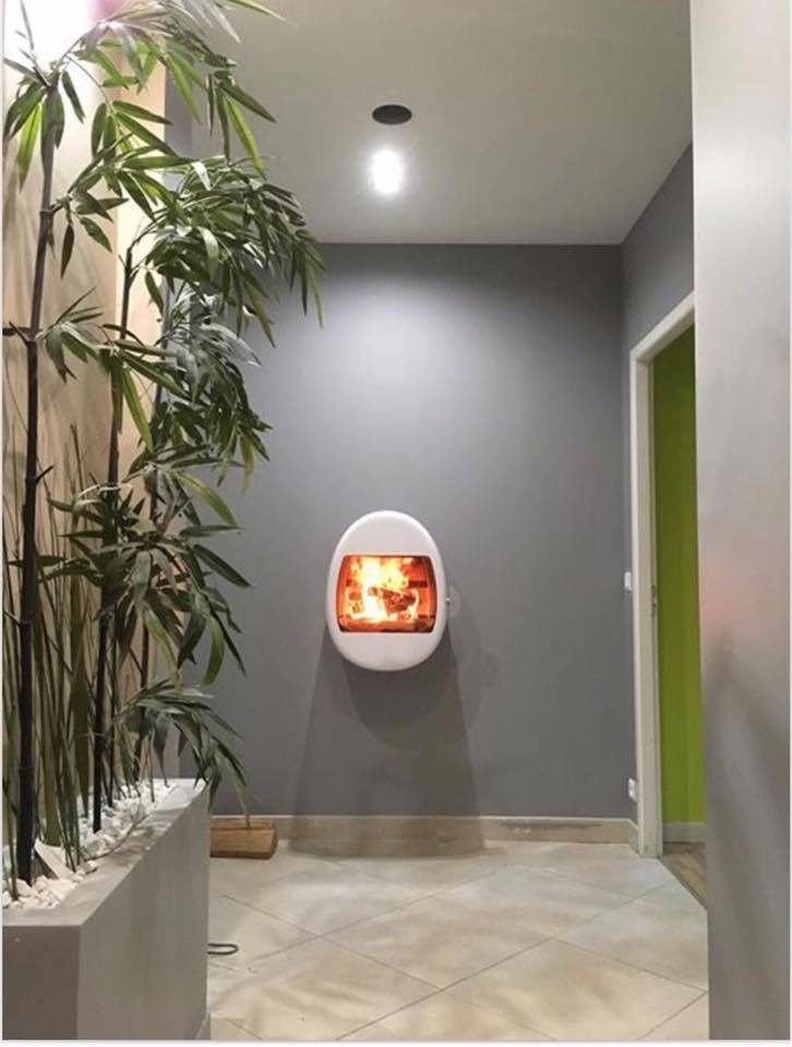 Scan 66 hangende houtkachel wit