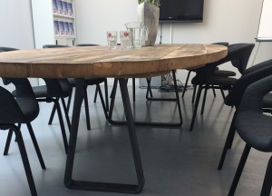 Woodindustries ovale vergadertafel