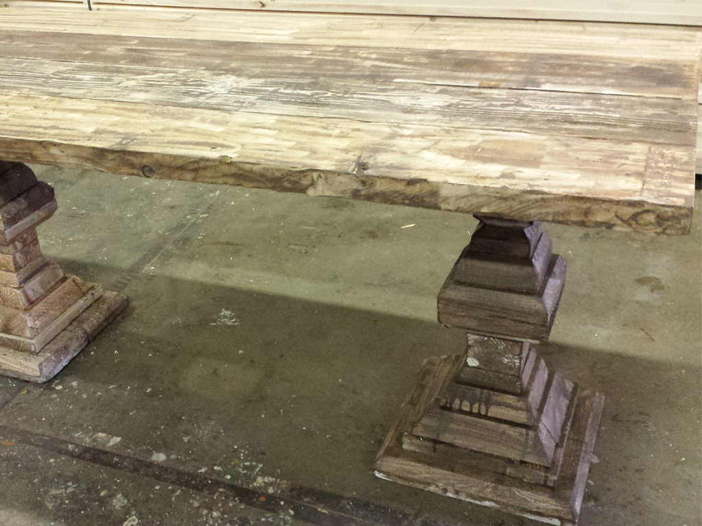 Woodindustries kloostertafels op maat gemaakt