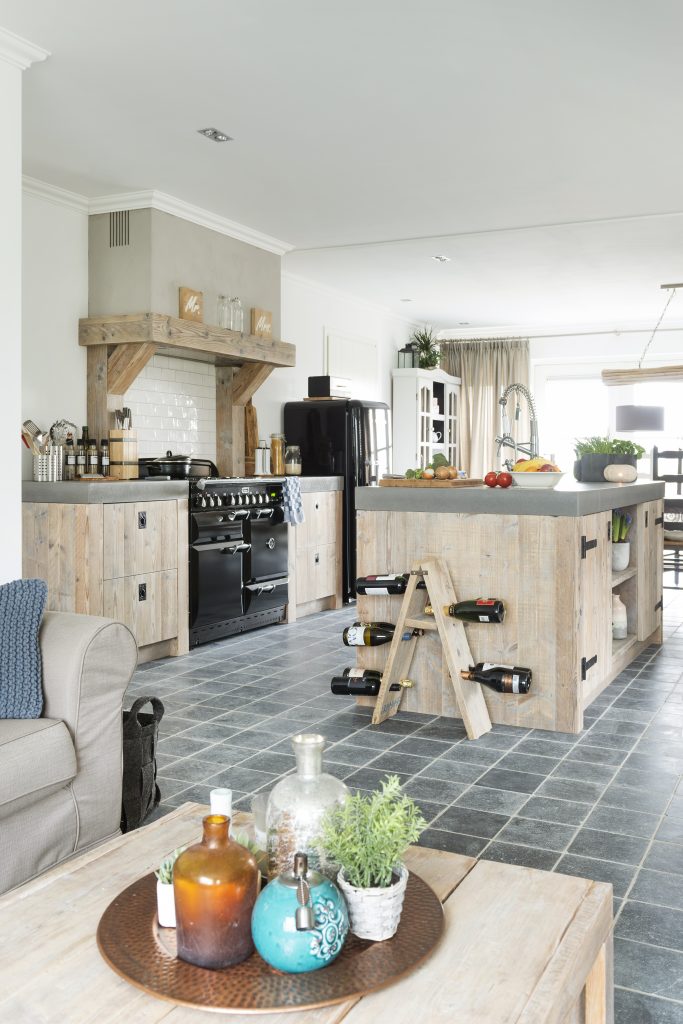 RestyleXL Landelijke keuken met betonnen aanrechtblad