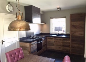 RestyleXL Keuken van oud eikenhout met zwart werkblad - RestyleXL