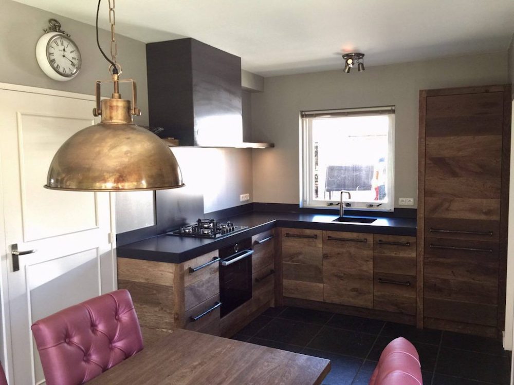 RestyleXL Keuken van oud eikenhout met zwart werkblad