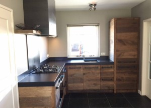 RestyleXL Keuken van oud eikenhout met zwart werkblad