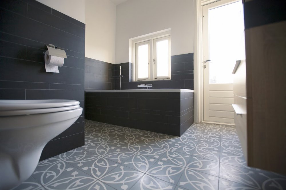 Cementtegels in de badkamer