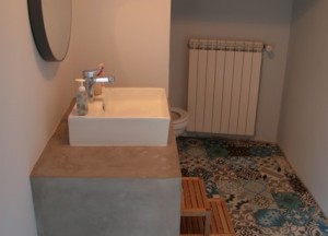 Cementtegels in de badkamer