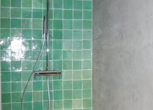 Vrolijke gekleurde tegels in je badkamer