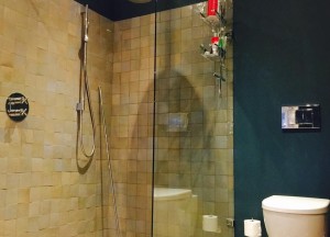 Vrolijke gekleurde tegels in je badkamer