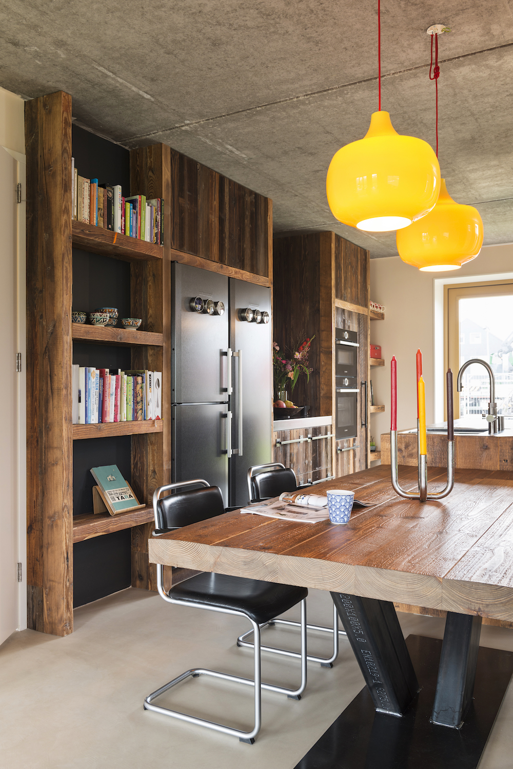 RestyleXL industriële keuken met bruin barnwood en stalen fronten