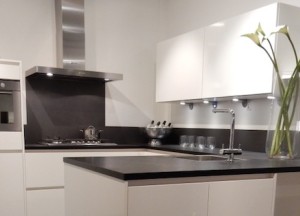 Spatwand achter de kookplaat