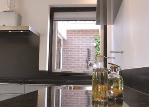 Spatwand achter de kookplaat