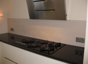 Keuken achterwand over tegels