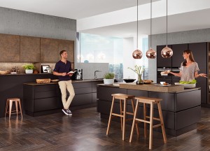 Zwarte keuken met kookeiland - Keukenspecialisten.nl