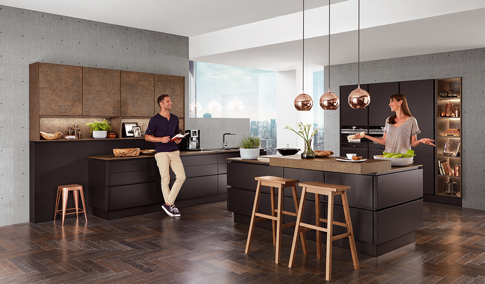 Zwarte keuken met kookeiland