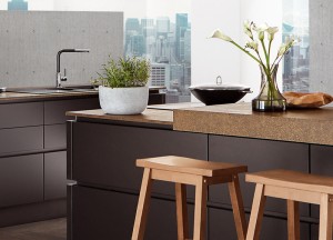 Zwarte keuken met kookeiland