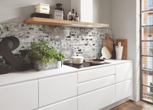 Witte leefkeuken met keukeneiland - Keukenspecialisten.nl