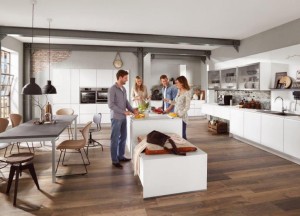 Witte leefkeuken met keukeneiland