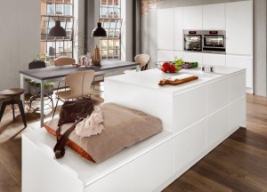Witte leefkeuken met keukeneiland