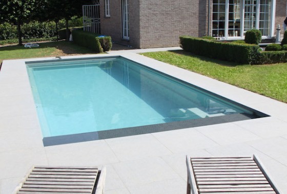 Zwembad met lounge plateau - Compass Pools.