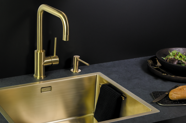 Keukenkraan en spoelbak in goud