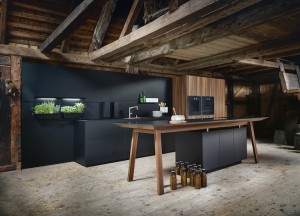 Mat zwarte keuken met houtaccent - next125