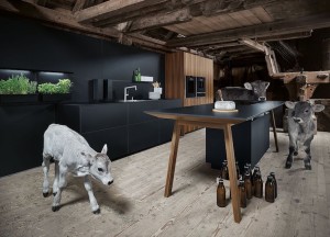 Mat zwarte keuken met houtaccent