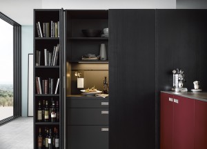 Keuken in grijs en robijnrood