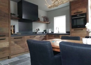 Oud eiken keuken met blauwstaal - RestyleXL