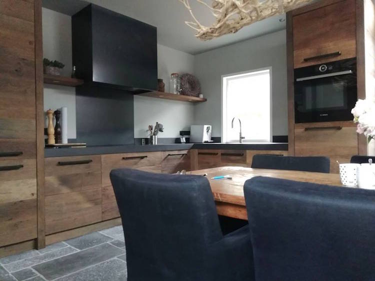 Oud eiken keuken met blauwstaal