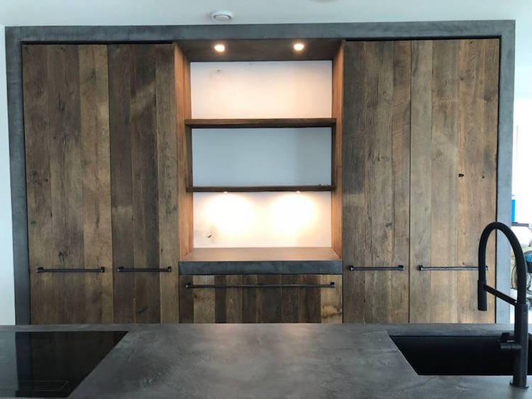 Oud eiken keuken met beton stuc